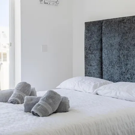Seaviews & Style In Saint Julian's