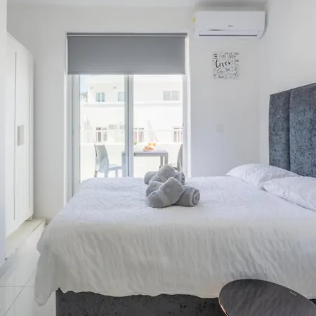 Seaviews & Style In Apartment