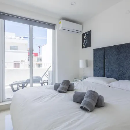 Seaviews & Style In Appartement